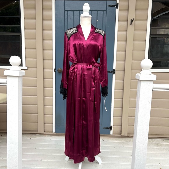 Linea Donatella Women's Enchante
Satin Lace-trim Robe Women’s Size L/XL - Picture 2 of 6